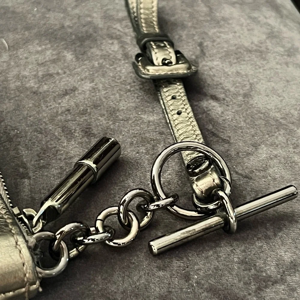 Burberry clutch with wrist strap-pewter quilted leather - Picture 6 of 11